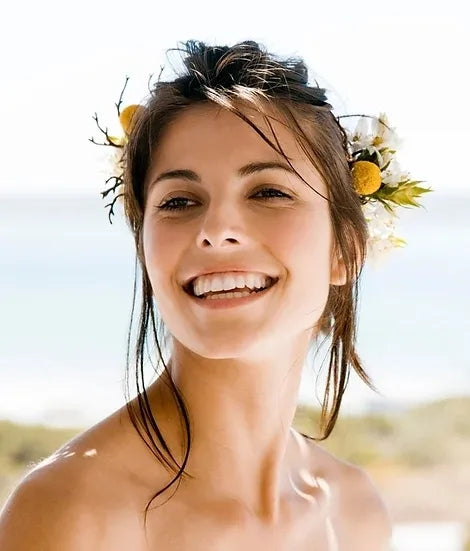 visage de femme avec couronne de fleurs