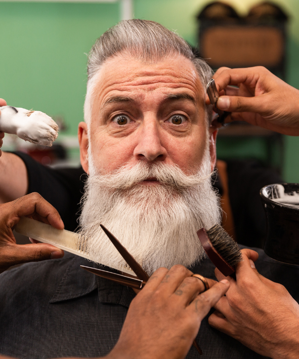 homme aux cheveux gris chez le barbier