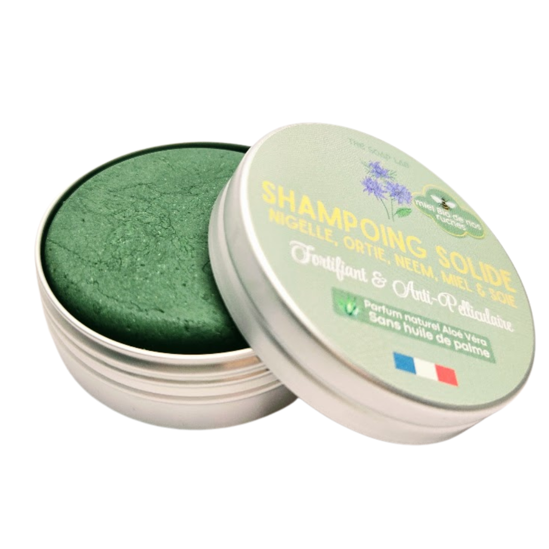 shampoing solide fortifiant et antipelliculaire dans sa boîte en métal / The Soap Lab