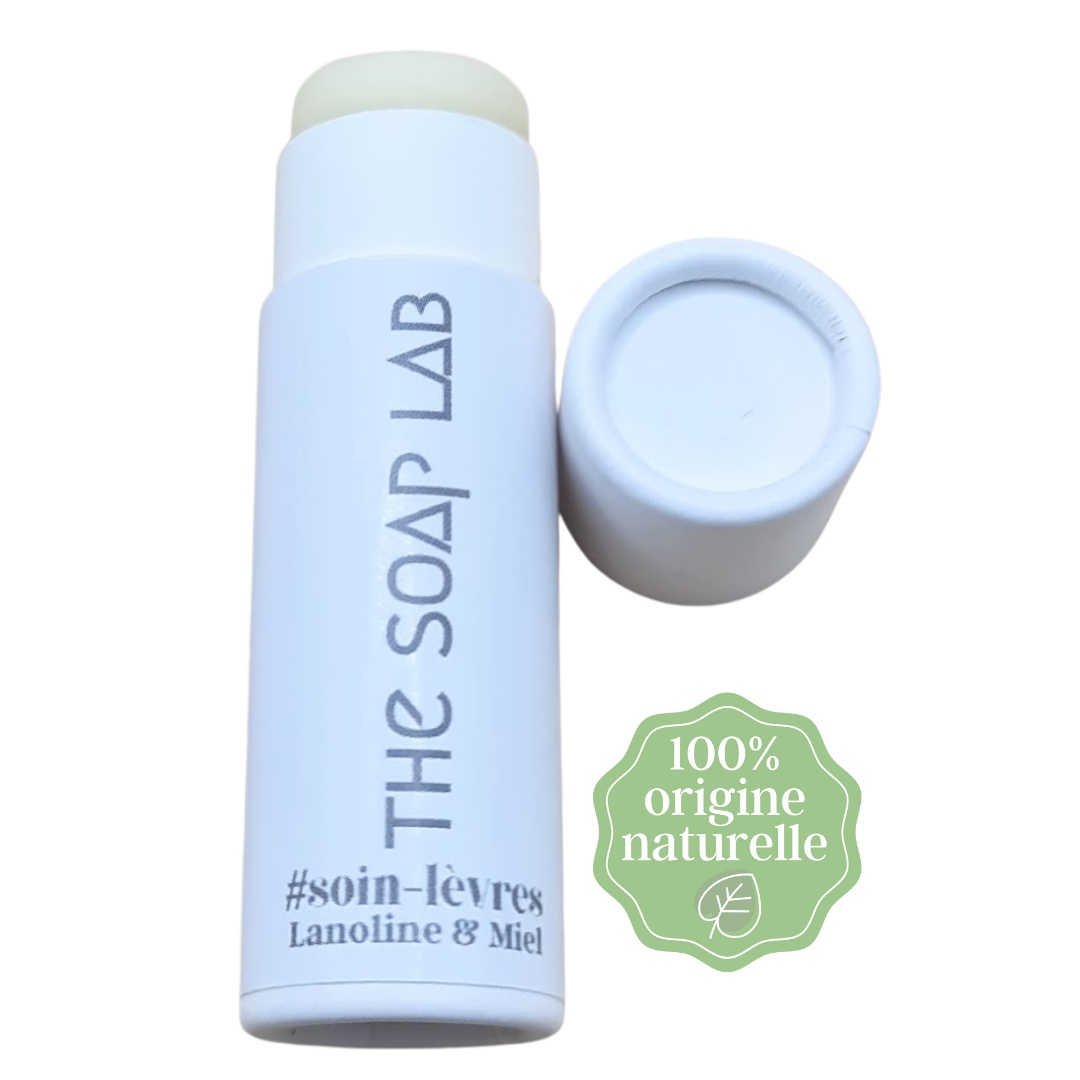 stick soin des lèvres gercées / fond blanc / vu de face / bouchon ouvert