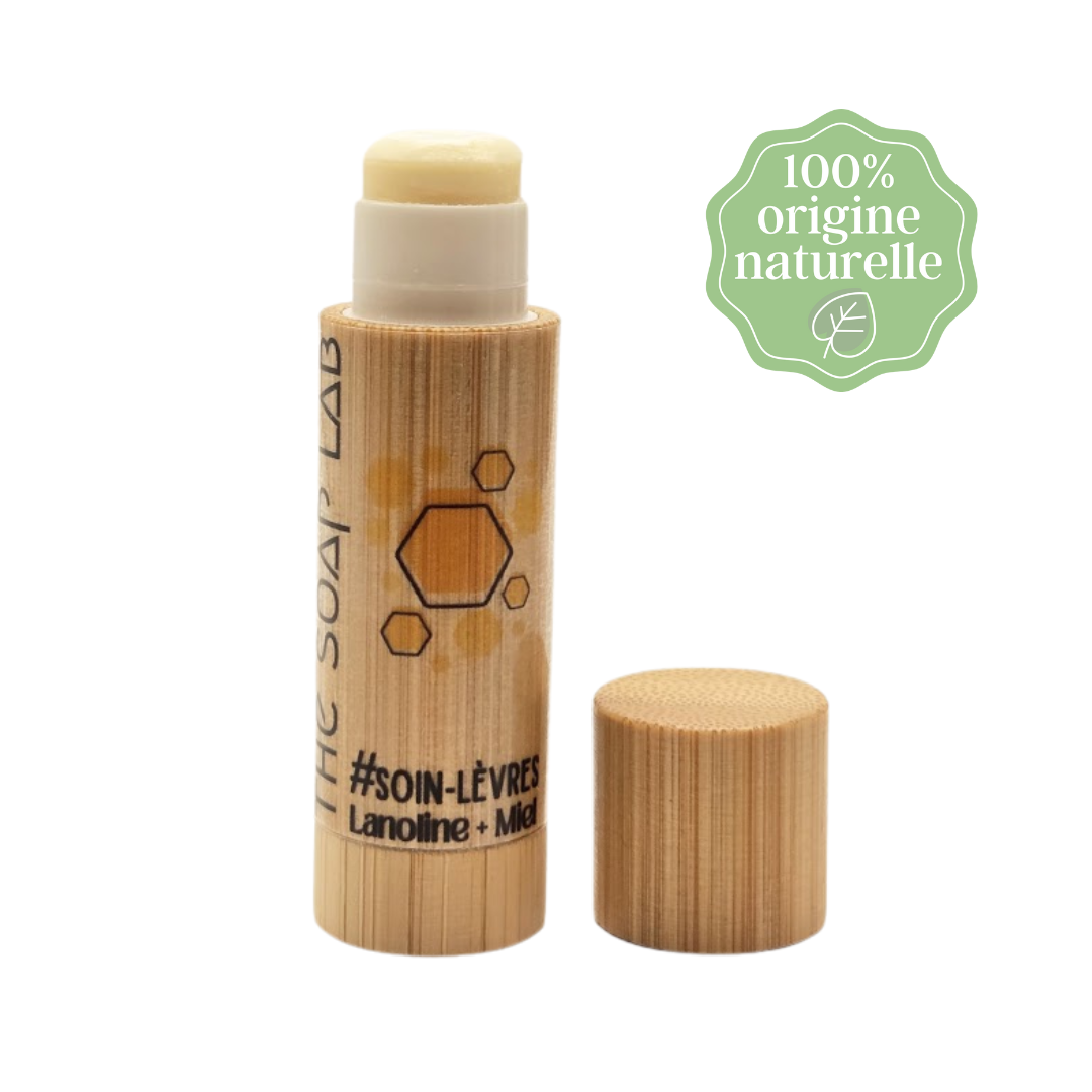 stick soin des lèvres gercées / fond blanc / vu de face / stick en bambou / bouchon ouvert