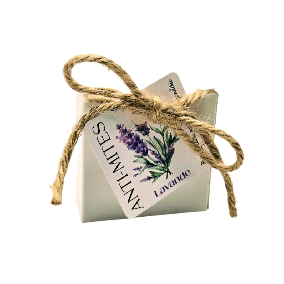 bois de cèdre anti mites dans boîte en carton