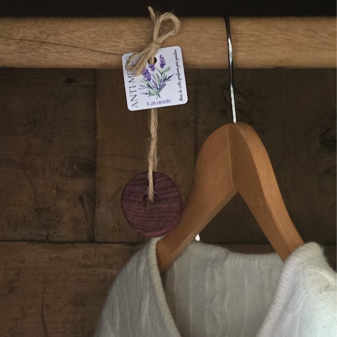 bois de cèdre anti-mites avec lien en jute installé dans une armoire penderie