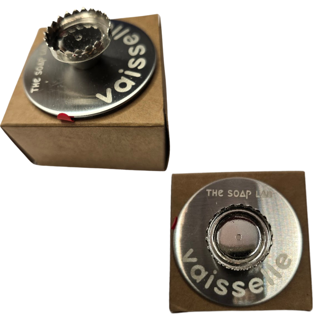 porte savon mural aimanté, version avec identification "Vaisselle" gravée sur le porte savon. 2 vues : supérieure et 3/4 haut. Sur leurs boites en carton kraft.