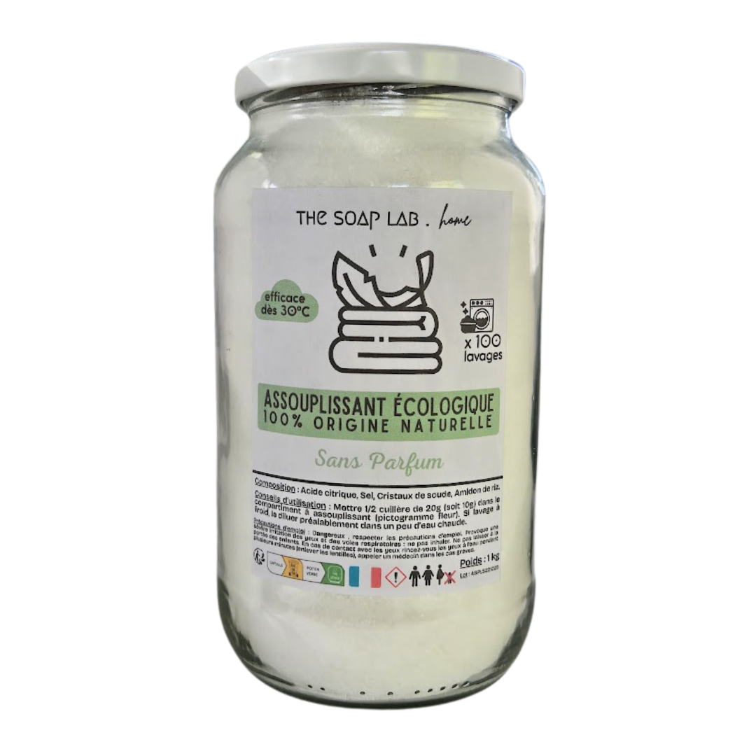 Assouplissant écologique en poudre dans bocal en verre de 1kg. Vu de face fond blanc.