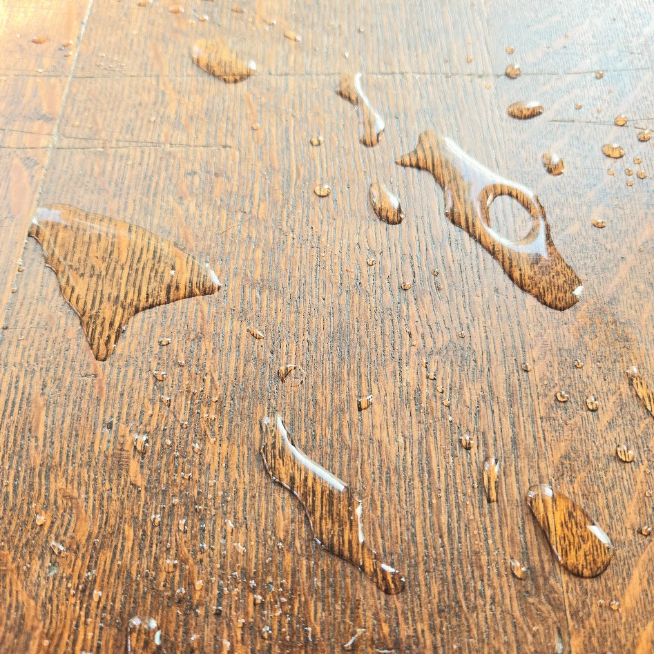 photo de gouttes d'eau sur table en bois préalablement traitée avec le lait imperméabilisant