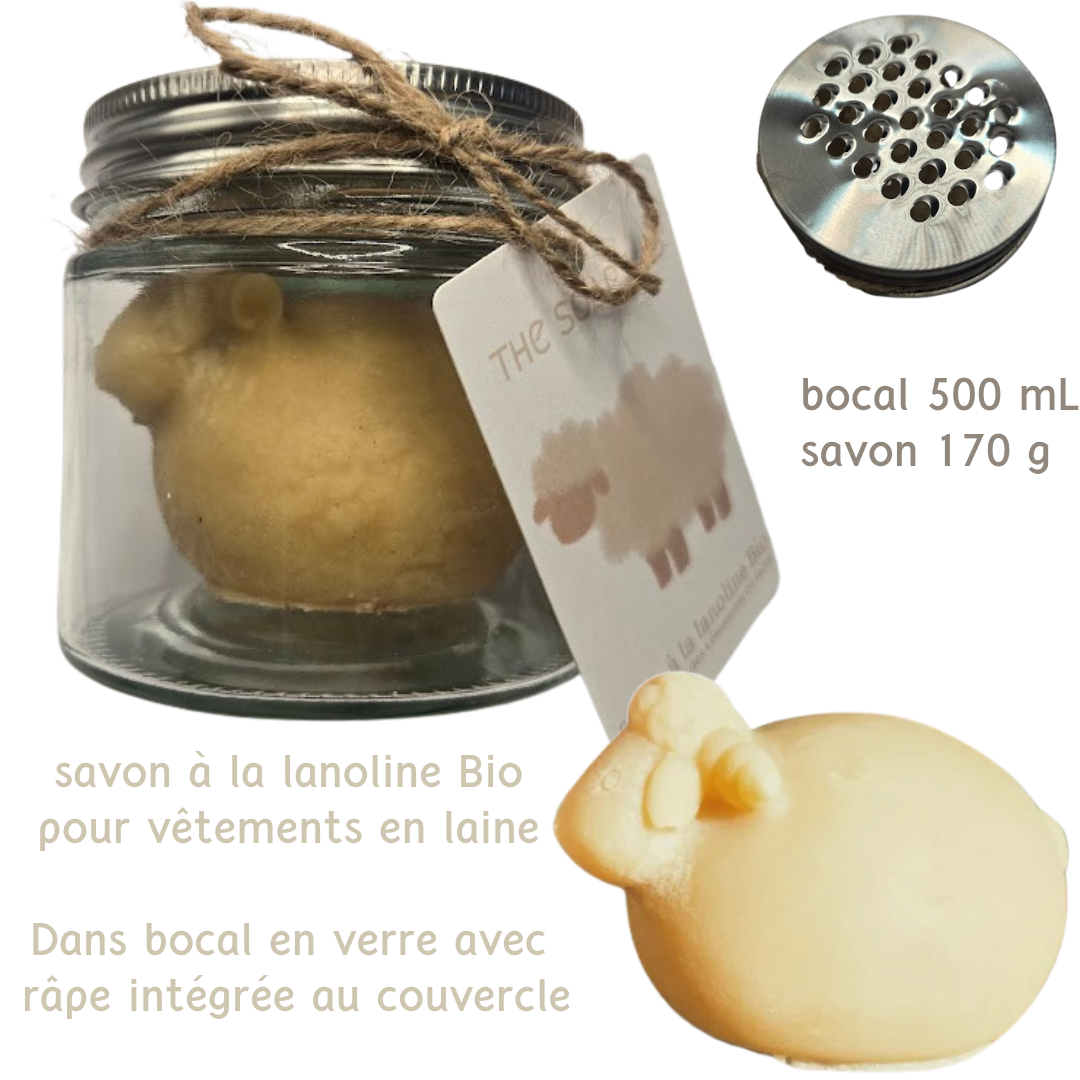 savon lanoline pour laines en forme de mouton vu de 3/4, vu dans un bocal en verre avec étiquette papier accrochée par un lien et couvercle alu, et vu du couvercle à râpe du dessus. Savon grand modèle