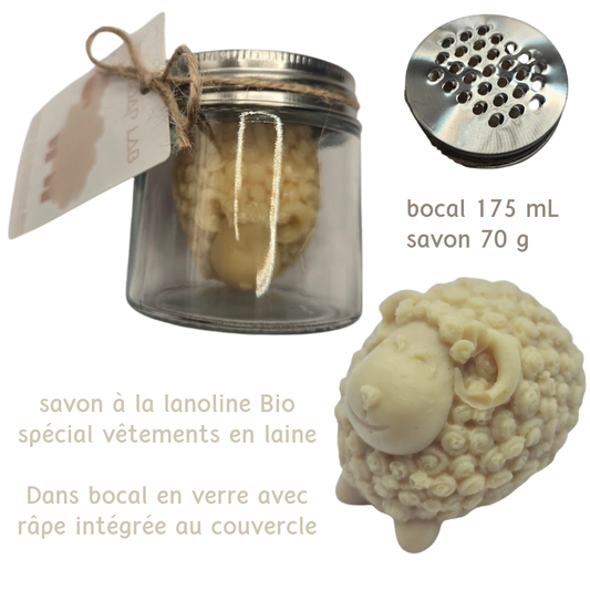 savon lanoline pour laines en forme de mouton vu de 3/4, vu dans un bocal en verre avec étiquette papier accrochée par un lien et couvercle alu, et vu du couvercle à râpe du dessus. Savon petit modèle.