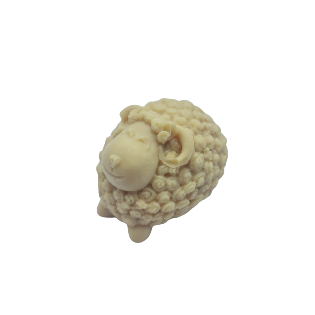 savon pour le lavage à la main des aines , en forme de mouton, petit modèle, vu de 3/4 avant sur fond blanc