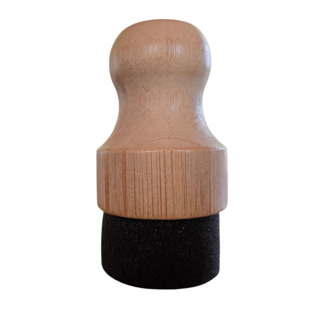 brosse mousse monde à poignée en bois sur fond blanc