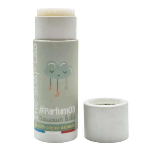 parfum en stick pour Femme, senteur bébé , 100% naturel, tube kraft push-up vu de face et ouvert avec bouchon sur le côté et stick un peu remonté