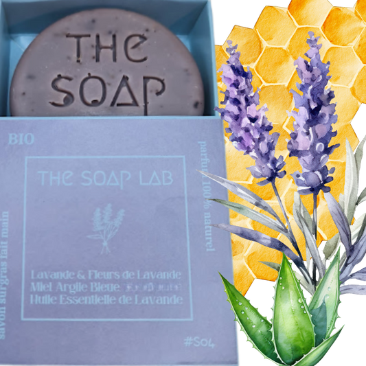 savon lavande The Soap Lab dans sa boîte en carton mi-ouverte et avec illustrations des plantes  sur le côté. 