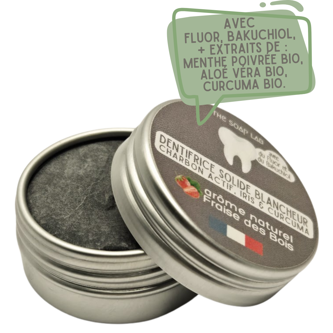 dentifrice solide blancheur au charbon actif dans boite en métal ronde de 15mL avec couvercle mi-ouvert, sur fond blanc.