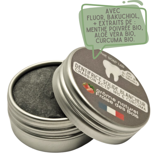 dentifrice solide blancheur au charbon actif dans boite en métal ronde de 15mL avec couvercle mi-ouvert, sur fond blanc.