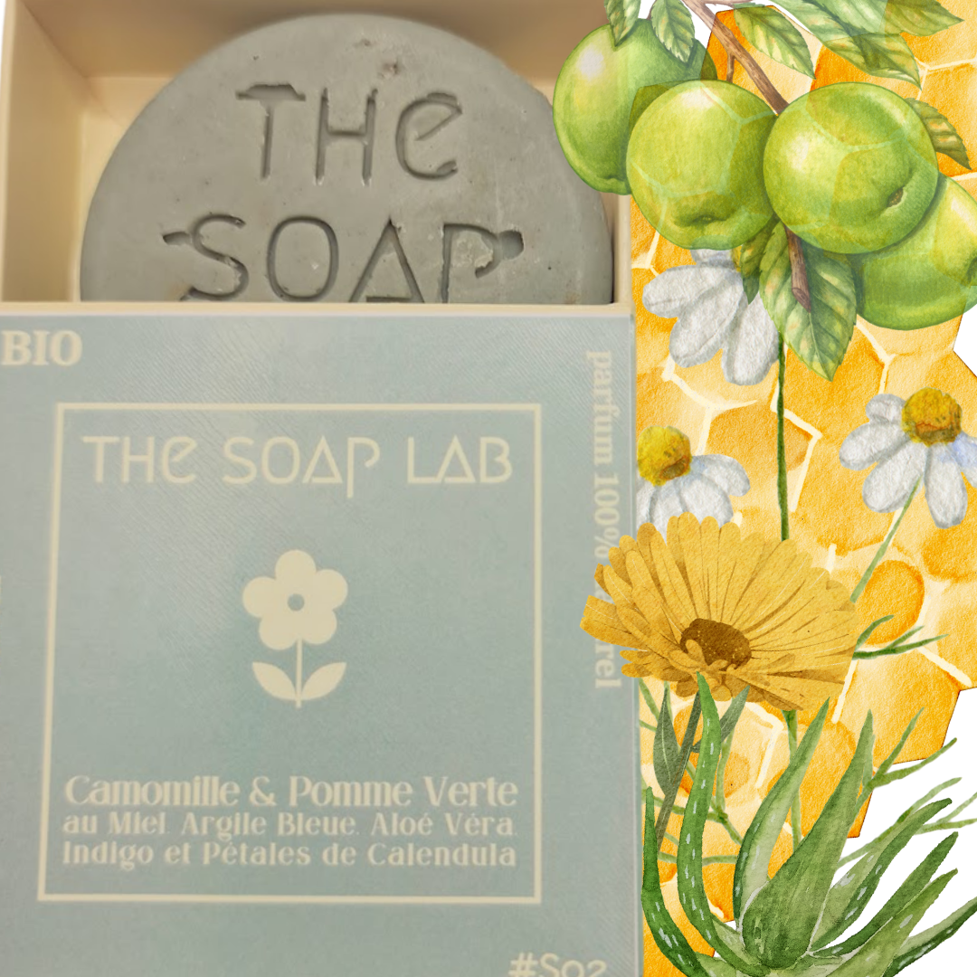 savon Camomille & Pomme Verte / The Soap Lab / dans boite en carton mi-ouverte et avec illustrations de dessins de plantes côté droit / fond transparent