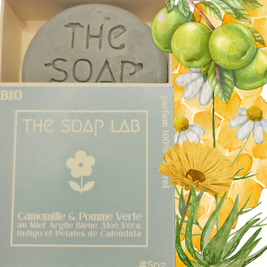 savon Camomille & Pomme Verte / The Soap Lab / dans boite en carton mi-ouverte et avec illustrations de dessins de plantes côté droit / fond transparent