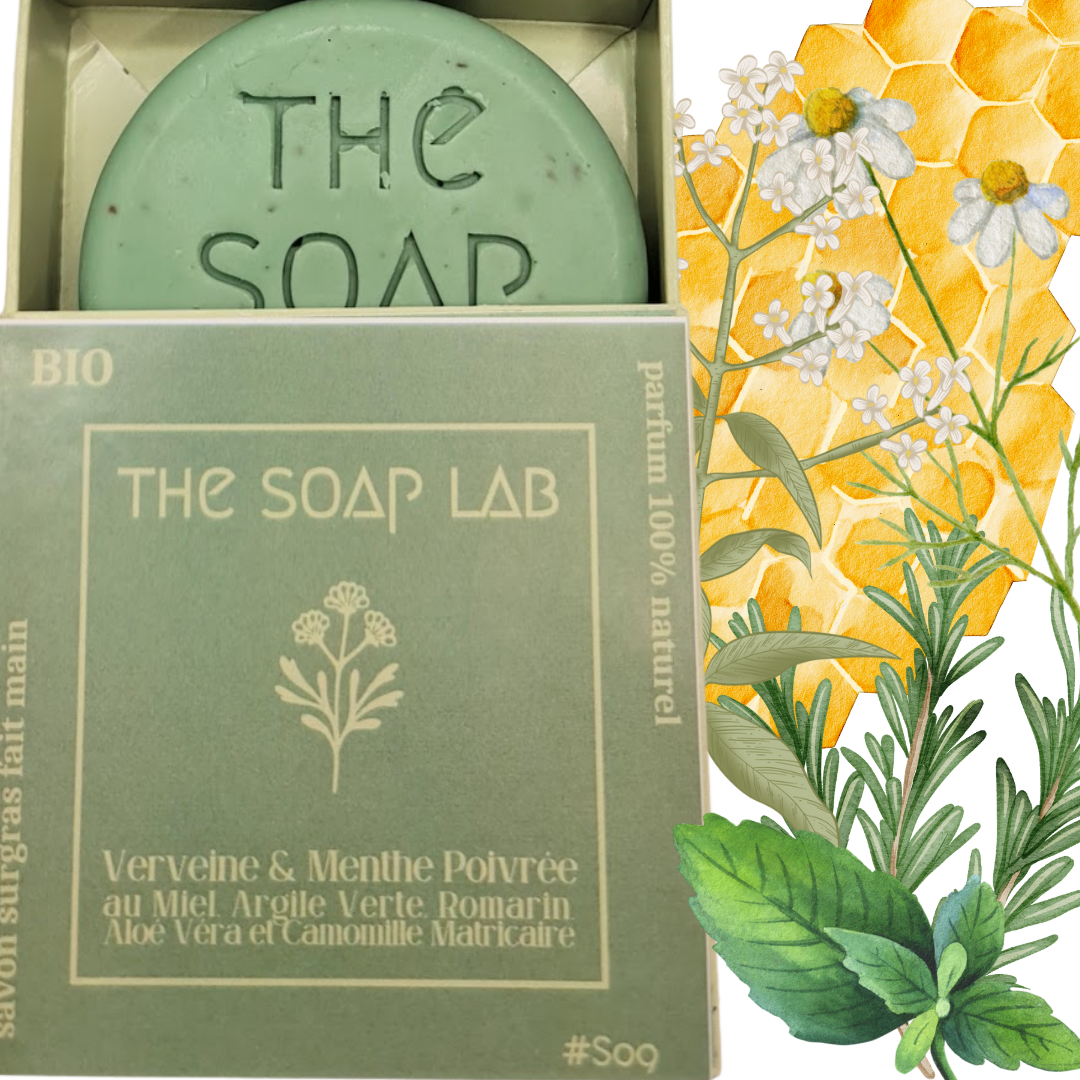 savon Verveine & Menthe Poivrée / The Soap Lab / dans boite en carton mi-ouverte vue de face et avec illustrations de plantes sur son côté droit. Fond transparent