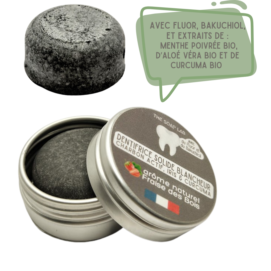 dentifrice solide blancheur au charbon actif dans boite en métal ronde de 15mL et dentifrice solide sans sa boite, sur fond blanc.