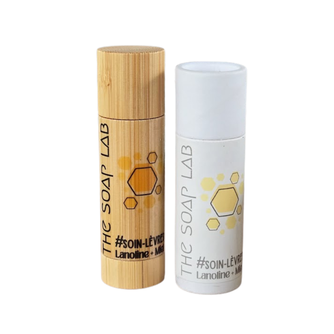 2 sticks soin des lèvres gercées / fond blanc / vus de face / bouchon fermé / 1 stick en bambou et 1 stick en kraft