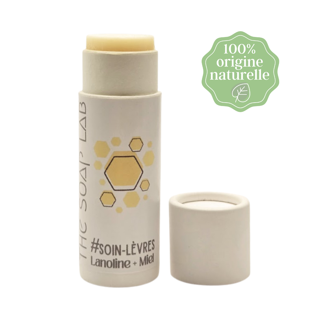 stick soin des lèvres gercées / fond blanc / vu de face / stick kraft / bouchon ouvert