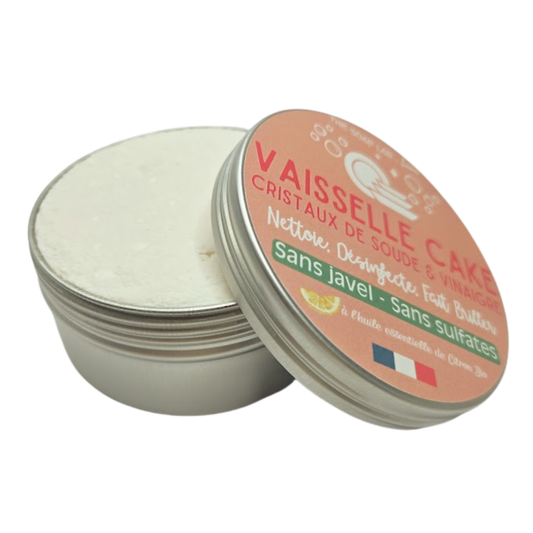 vaisselle cake The Soap Lab dans pot en métal ouvert avec couvercle posé à coté, vu sur fond blanc