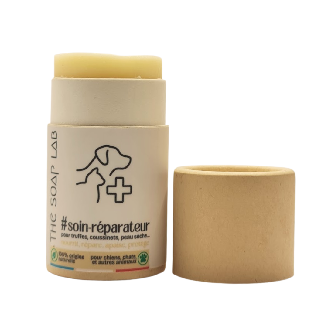 stick réparateur pour animaux dans tube kraft push-up ouvert vu de face avec bouchon posé à côté, sur fond blanc.
