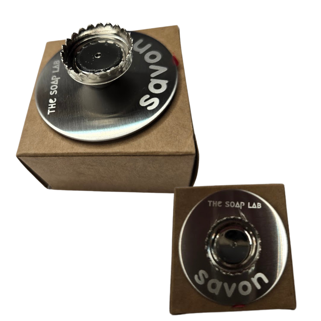 porte savon mural aimanté, version avec identification "Savon" gravée sur le porte savon. 2 vues : supérieure et 3/4 haut.  Sur leurs boites en carton kraft.