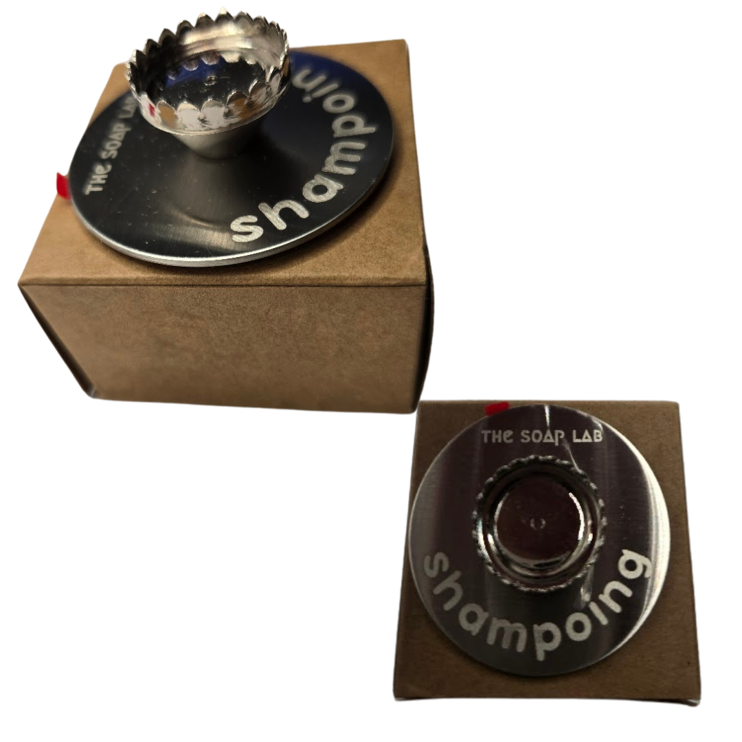 porte savon mural aimanté, version avec identification "Shampoing" gravée sur le porte savon. 2 vues : supérieure et 3/4 haut.  Sur leurs boites en carton kraft.
