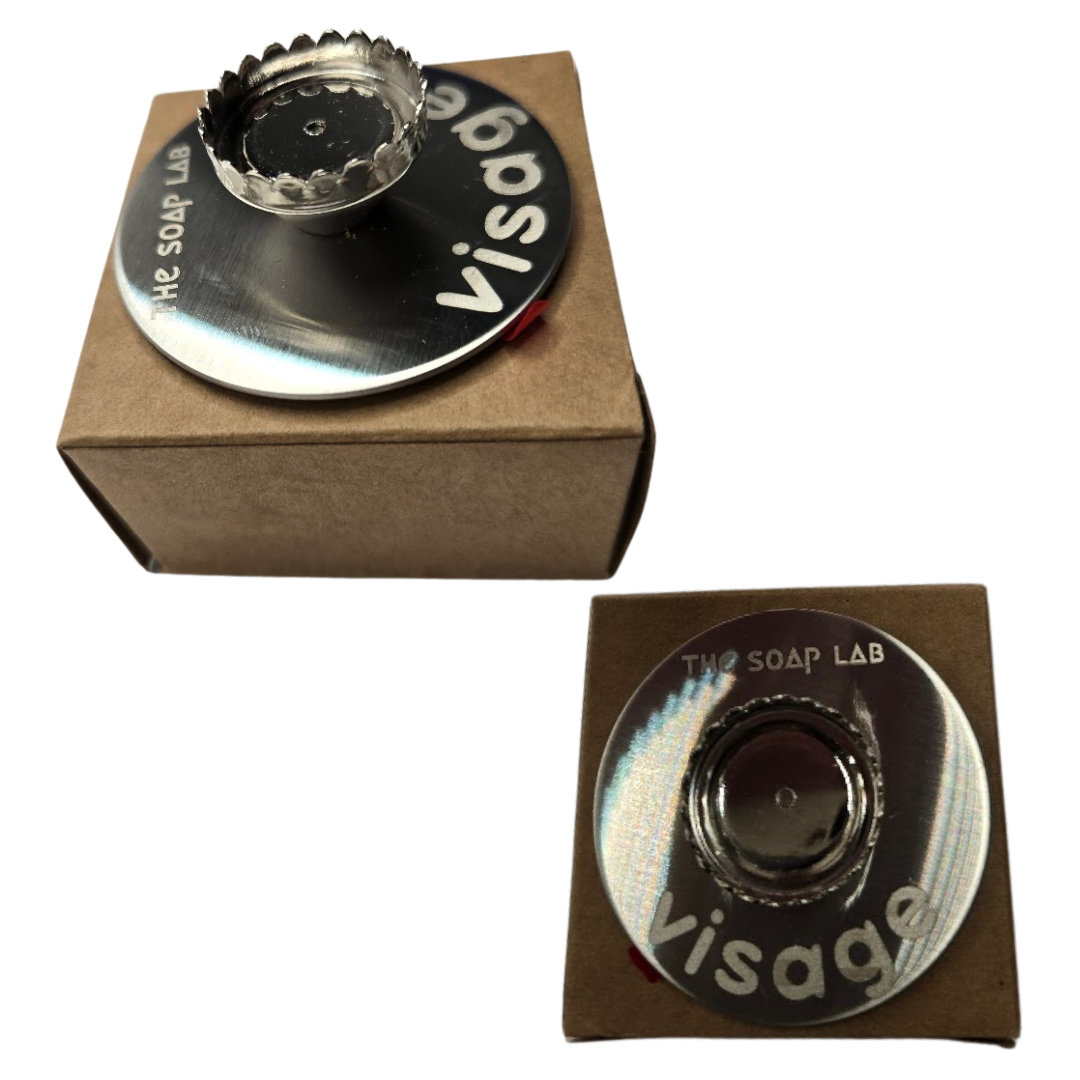 porte savon mural aimanté, version avec identification "Visage" gravée sur le porte savon. 2 vues : supérieure et 3/4 haut.  Sur leurs boites en carton kraft.