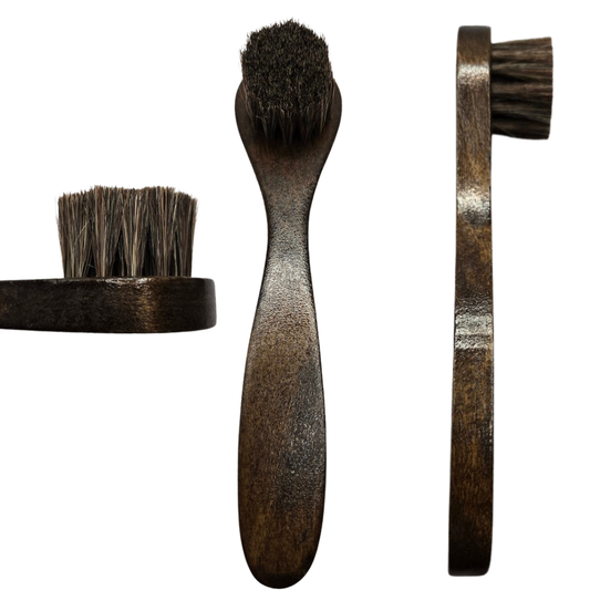 brosse de cirage à long manche en bois et poils de cheval vue de face, de profil et de haut, sur fond blanc.