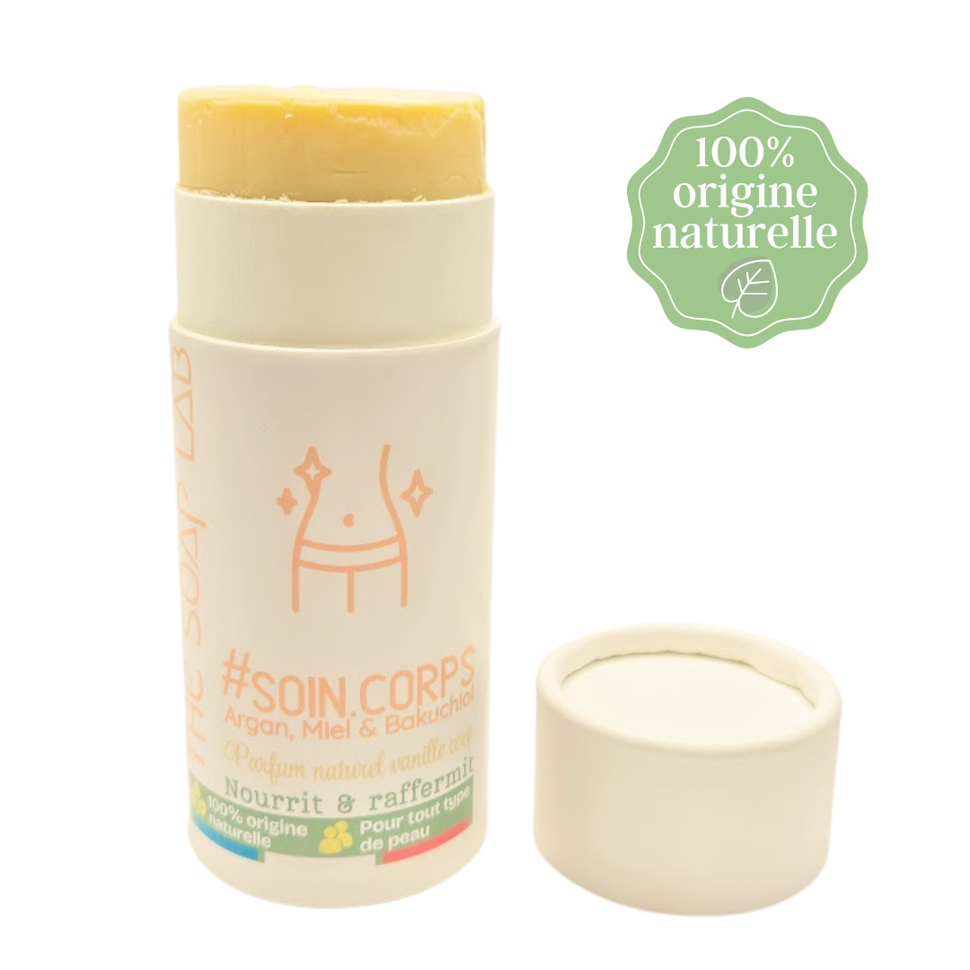 stick raffermissant et nourrissant pour le corps vu de face bouchon ouvert posé sur le coté et stick sorti. Sur fond blanc. 