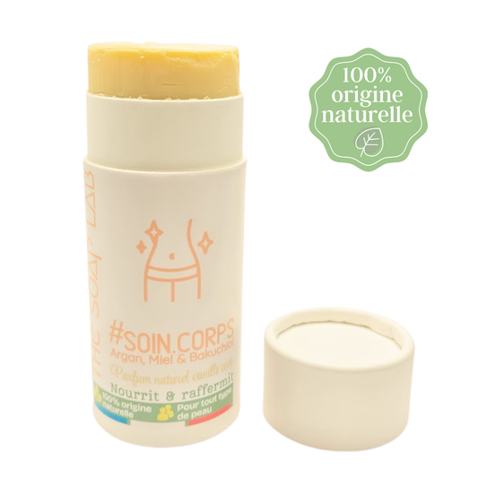 stick raffermissant et nourrissant pour le corps vu de face bouchon ouvert posé sur le coté et stick sorti. Sur fond blanc. 