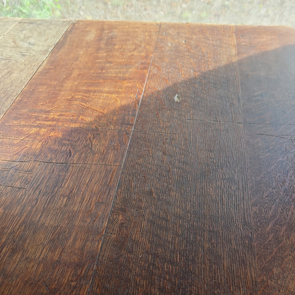 video de déversement d'eau sur table en bois préalablement traitée avec le lait imperméabilisant