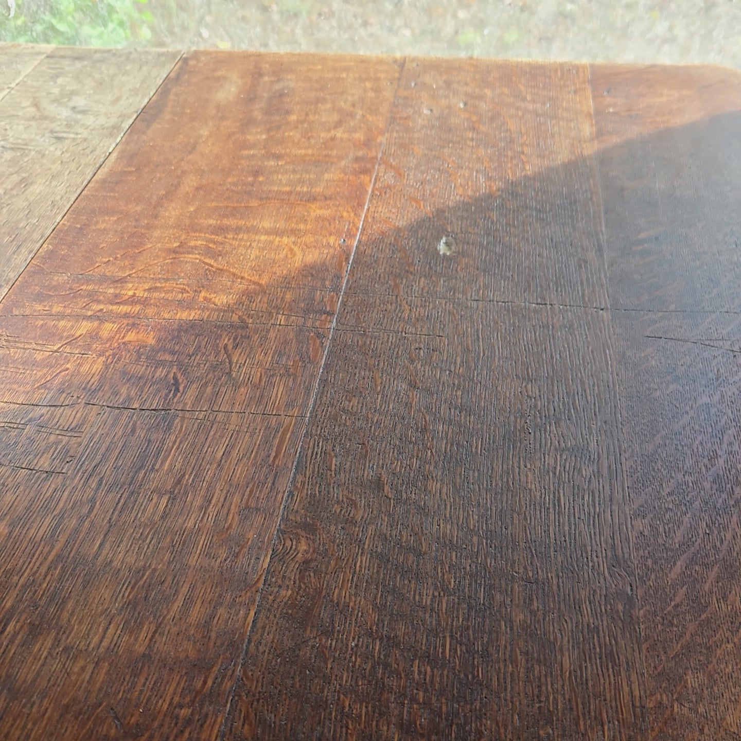 video de déversement d'eau sur table en bois préalablement traitée avec le lait imperméabilisant